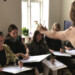 Mandlig croquismodel poserer ved event